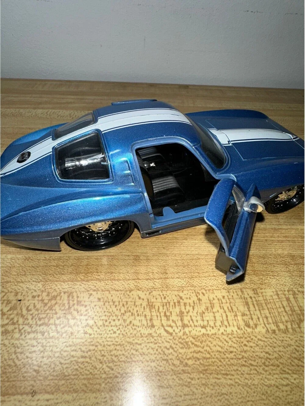 Jada Toys Blue Vintage Retro Model Car with Metallic Finish